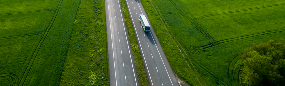 luchtfoto van een vrachtwagen op hvo diesel