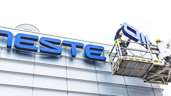 In 2015 werd de naam van het bedrijf Neste Oil weer veranderd in de oorspronkelijke naam Neste, om de verandering in de strategie naar duurzame energie te weerspiegelen.